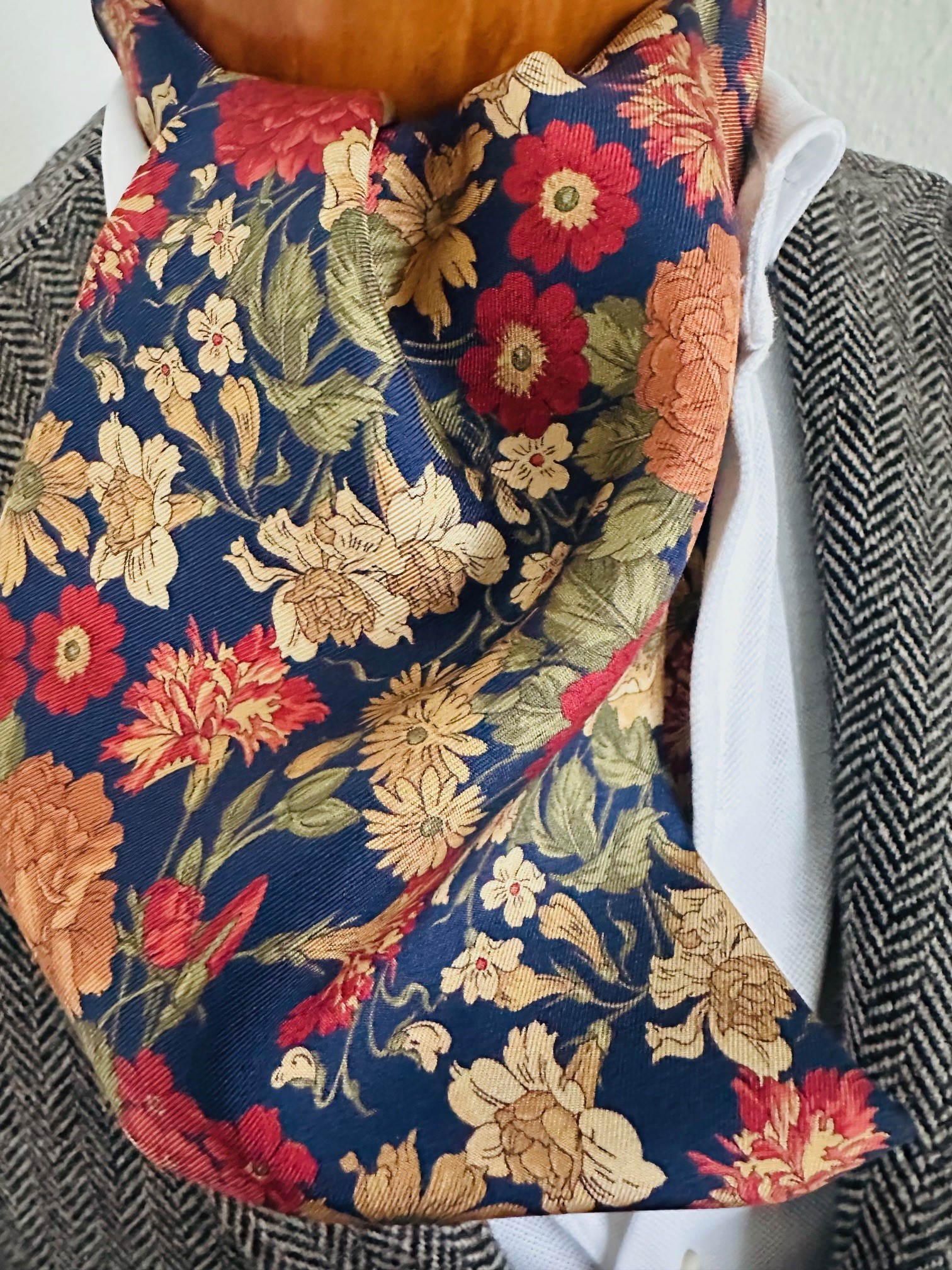 Büste Krawattenschal Blume