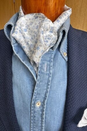 Büste Krwattenschal Weiß