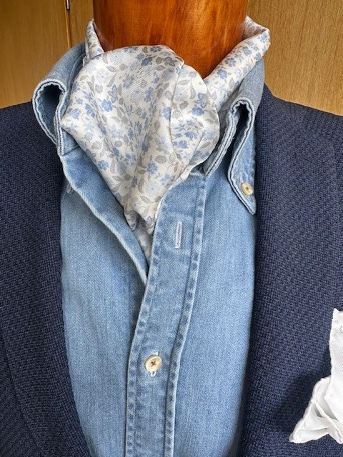 Büste Krwattenschal Weiß