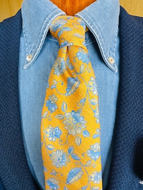 Büste Krawatte Gelb